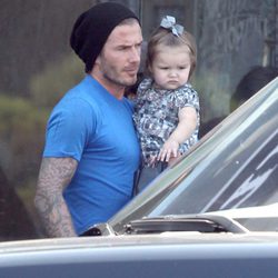 Harper Seven en brazos de David Beckham a la salida de un restaurante