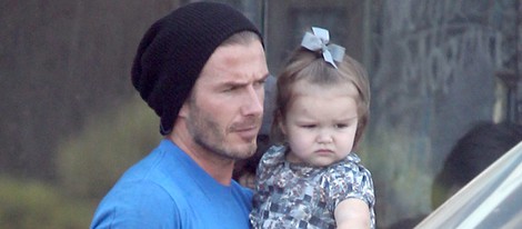 Harper Seven en brazos de David Beckham a la salida de un restaurante