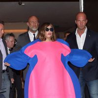 Lady Gaga con un extravagante traje en París