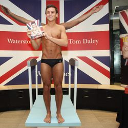 Tom Daley posa para presentar su libro 'My Story'