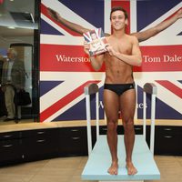 Tom Daley posa para presentar su libro 'My Story'