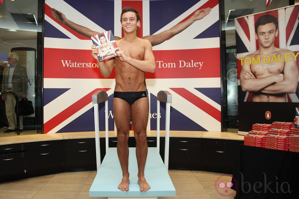 Tom Daley posa para presentar su libro 'My Story'