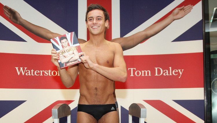 Tom Daley posa para presentar su libro 'My Story'