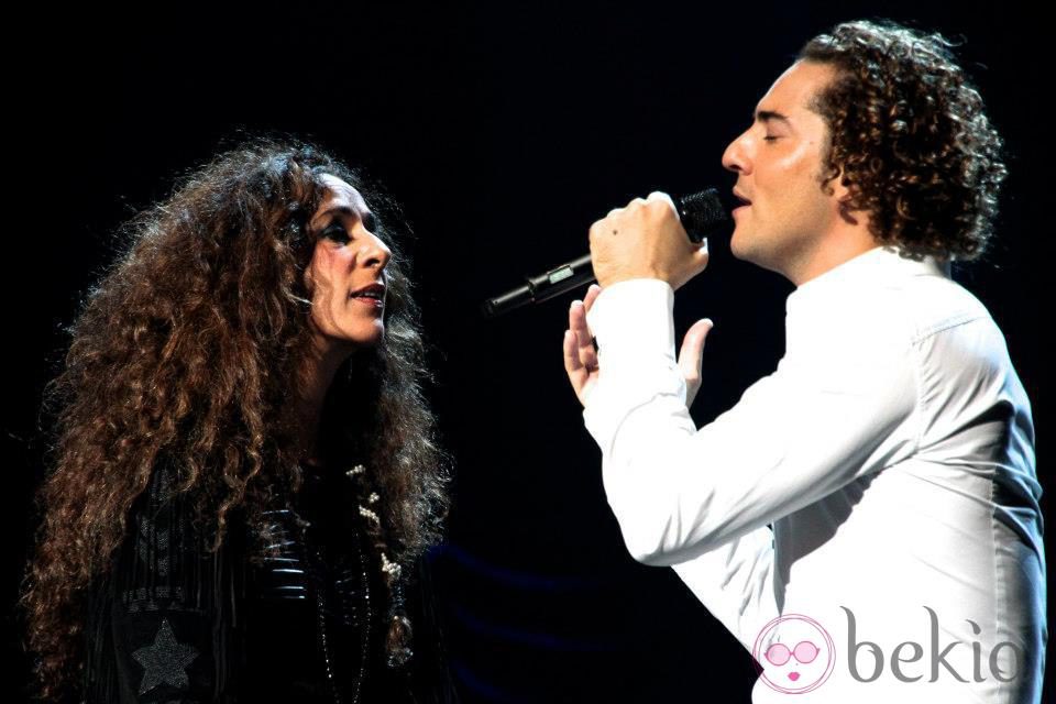 David Bisbal cantando con Rosario durante su concierto en el Albert Royal Hall de Londres