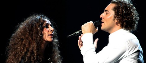 David Bisbal cantando con Rosario durante su concierto en el Albert Royal Hall de Londres