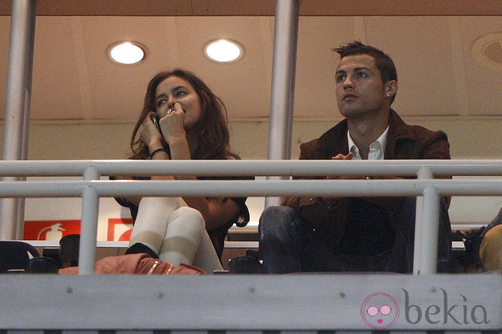 Irina Shayk y Cristiano Ronaldo en el palco del Estadio Santiago Bernabéu