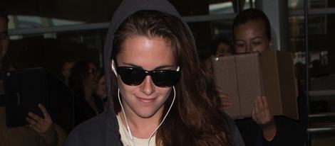 Kristen Stewart llega al aeropuerto de París