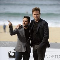 Ewan McGregor y Juan Antonio Bayona en el Festival de San Sebastián 2012