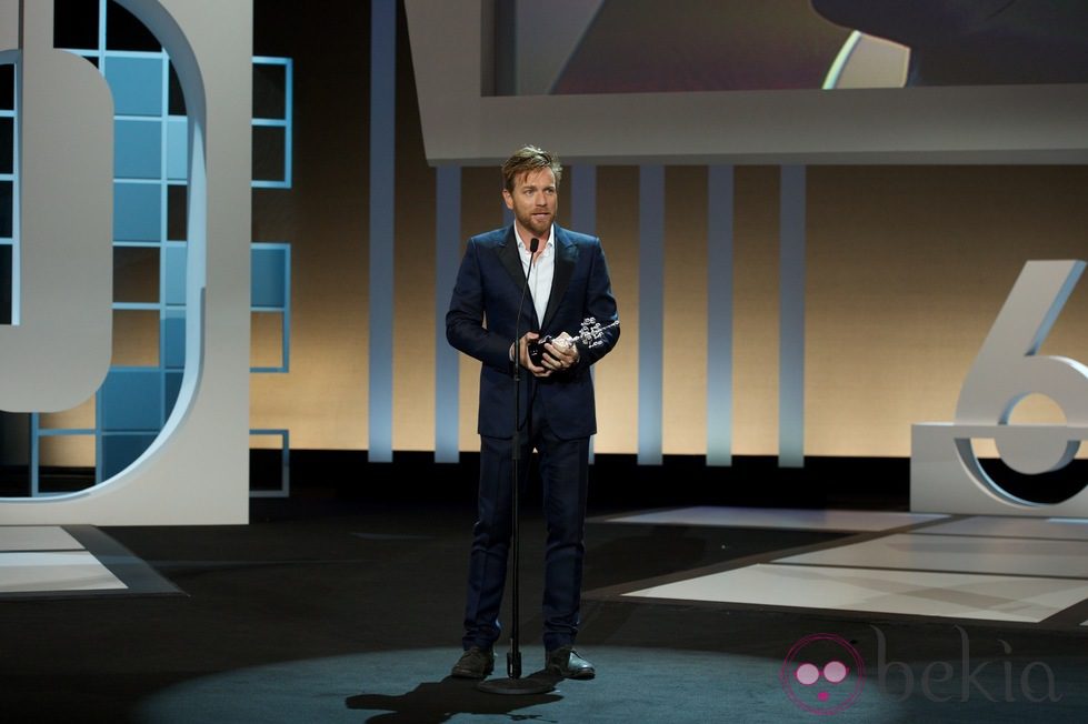 Ewan McGregor con el Premio Donostia recibido en el Festival de San Sebastián 2012