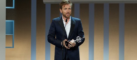 Ewan McGregor con el Premio Donostia recibido en el Festival de San Sebastián 2012