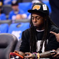 Lil Wayne con la música en su iPhone