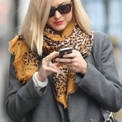 Fearne Cotton y su iPhone por Londres