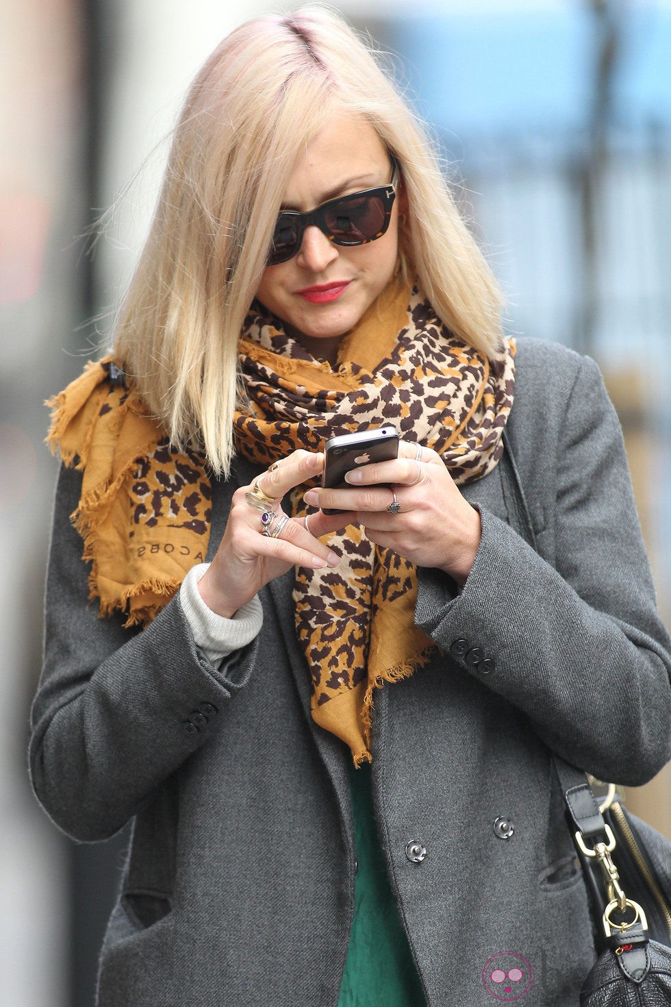 Fearne Cotton y su iPhone por Londres