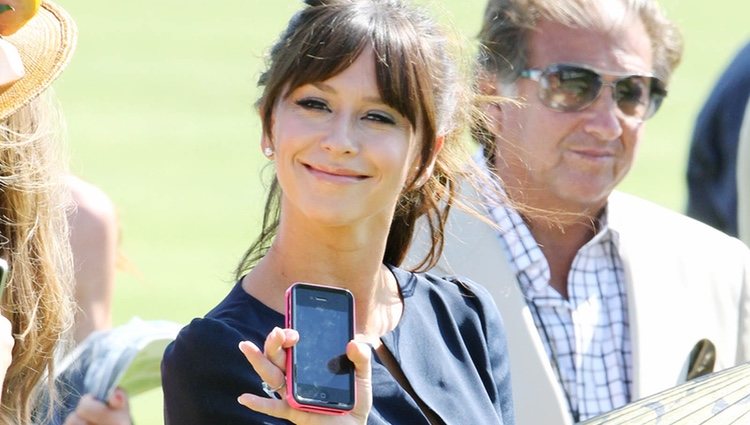 Jennifer Love Hewitt saluda con su iPhone