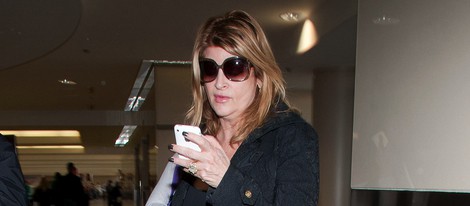 Kirstie Alley con el iPhone en el aeropuerto