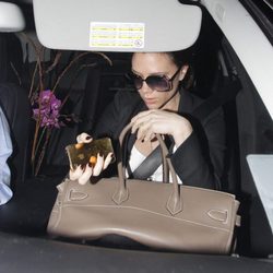 El iPhone, complemento imprescindible de Victoria Beckham