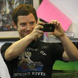 Elijah Wood sonríe con su iPhone