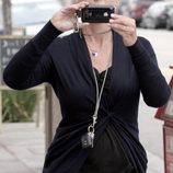 Jamie Lee Curtis con su iPhone por la calle