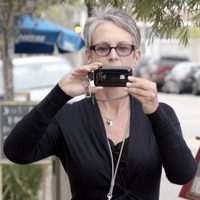 Jamie Lee Curtis con su iPhone por la calle