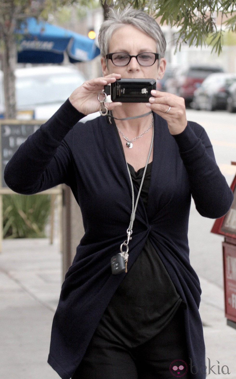 Jamie Lee Curtis con su iPhone por la calle