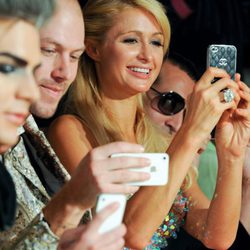 Paris Hilton, en el front row con su iPhone