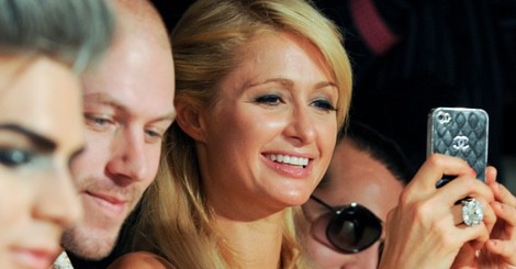 Paris Hilton, en el front row con su iPhone