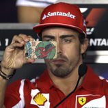 Fernando Alonso, en rueda de prensa con su iPhone