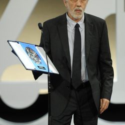 Fernando Trueba con su premio en la clausura del Festival de San Sebastián 2012