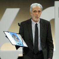 Fernando Trueba con su premio en la clausura del Festival de San Sebastián 2012