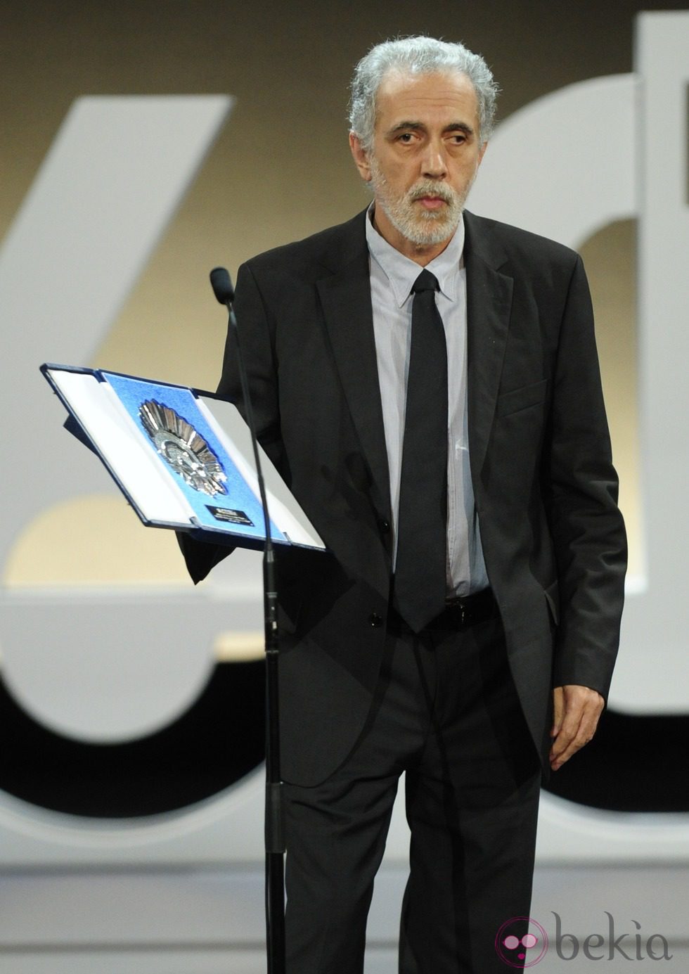 Fernando Trueba con su premio en la clausura del Festival de San Sebastián 2012