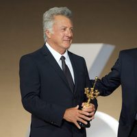 Ricardo Darín entrega el Premio Donostia a Dustin Hoffman en la clausura del Festival de San Sebastián 2012