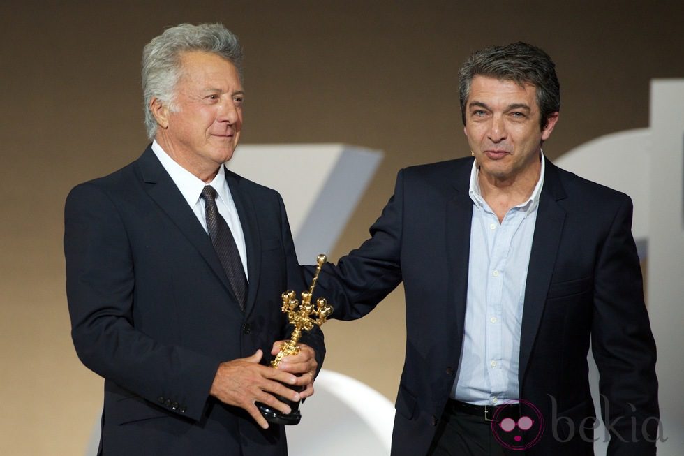 Ricardo Darín entrega el Premio Donostia a Dustin Hoffman en la clausura del Festival de San Sebastián 2012