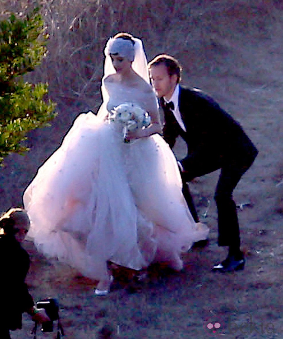 Anne Hathaway y Adam Shulman durante su boda en California