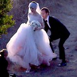 Anne Hathaway y Adam Shulman durante su boda en California