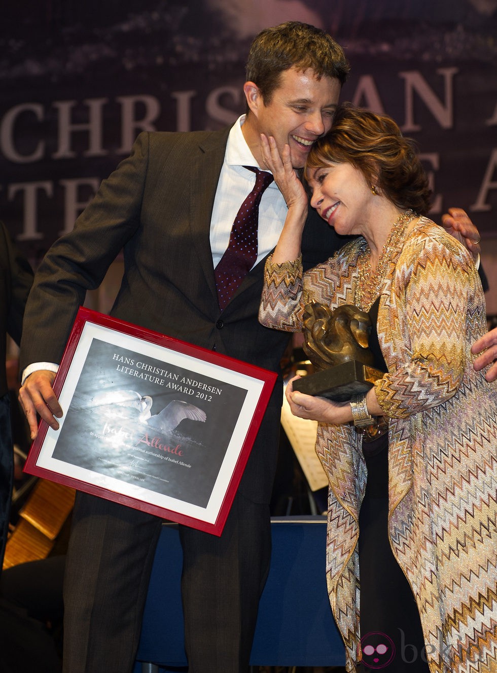 Federico de Dinamarca entrega un premio literario a Isabel Allende