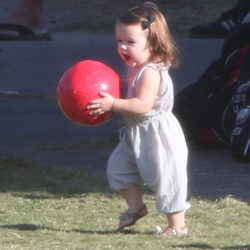 Harper Seven jugando con una pelota