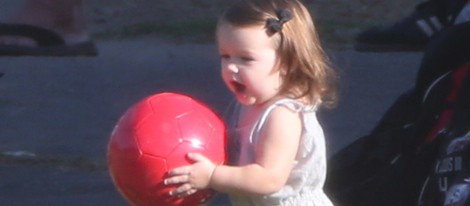 Harper Seven jugando con una pelota