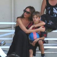 Victoria Beckham con su hijo Romeo durante un partido de fútbol