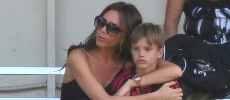 Victoria Beckham con su hijo Romeo durante un partido de fútbol