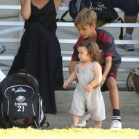 Romeo Beckham jugando con su hermana Harper Seven