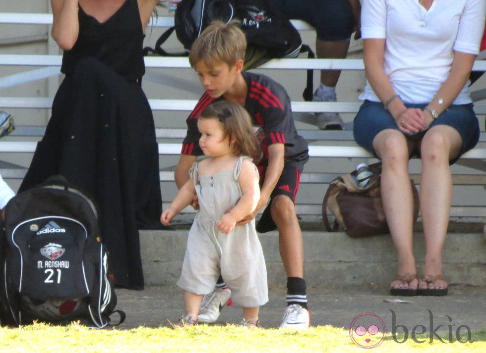 Romeo Beckham jugando con su hermana Harper Seven