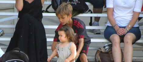 Romeo Beckham jugando con su hermana Harper Seven