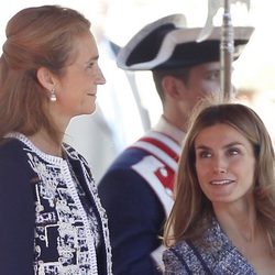 La Infanta Elena y la Princesa Letizia se sonríen en un acto en el Palacio Real