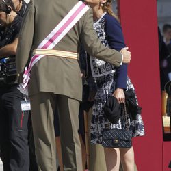 El Príncipe Felipe y la Infanta Elena se saludan con un beso en un acto en el Palacio Real