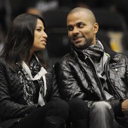 Tony Parker y Axelle en un partido de la NBA femenina