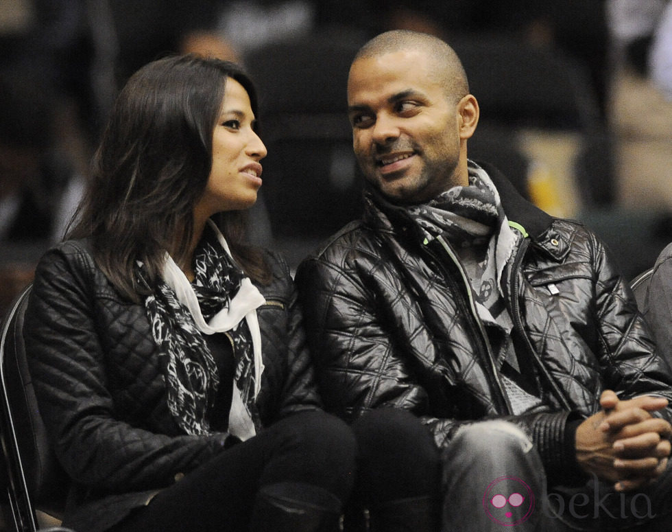 Tony Parker y Axelle en un partido de la NBA femenina