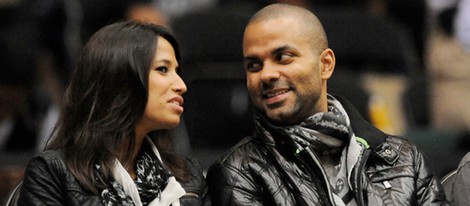 Tony Parker y Axelle en un partido de la NBA femenina