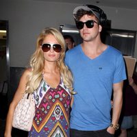 Paris Hilton abrazando a su novio River Viiperi