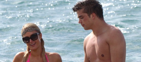 Paris Hilton disfrutando de la playa con River Viiperi