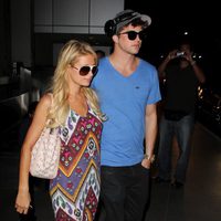 Paris Hilton con su novio en el aeropuerto 